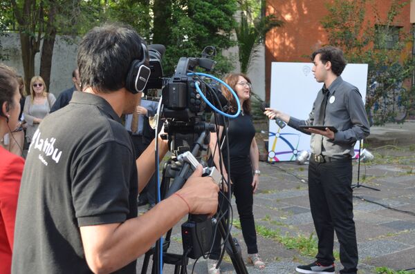 Estudiante del Liceo N°1 de San Carlos, Uruguay, realizando una entrevista para la radio del Liceo, 90.9 FM Frencuencia Uno Estudiante del Liceo N°1 de San Carlos, Uruguay, realizando una entrevista para la radio del Liceo, 90.9 FM Frencuencia Uno - Sputnik Mundo
