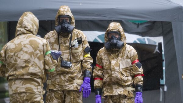 Especialistas de las unidades antiquímicas trabajan en relación con el caso Skripal en Salisbury (Reino Unido) - Sputnik Mundo