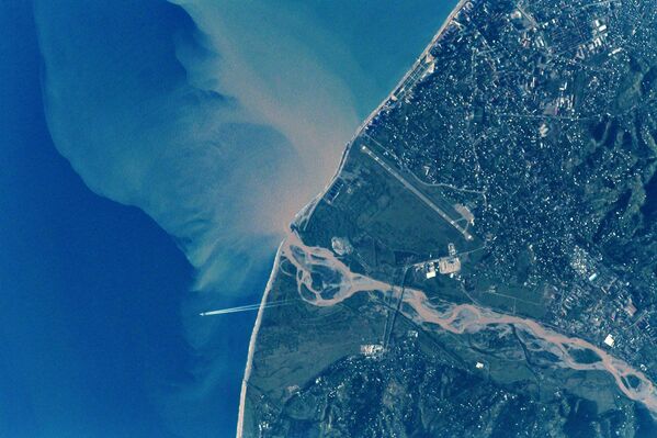 La Tierra, vista desde la ventana de la Estación Espacial Internacional - Sputnik Mundo