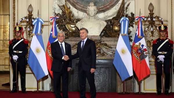 El presidente chileno Sebastián Piñera con el mandatario de Argentina, Mauricio Macri El presidente chileno Sebastián Piñera con el mandatario de Argentina, Mauricio Macri - Sputnik Mundo