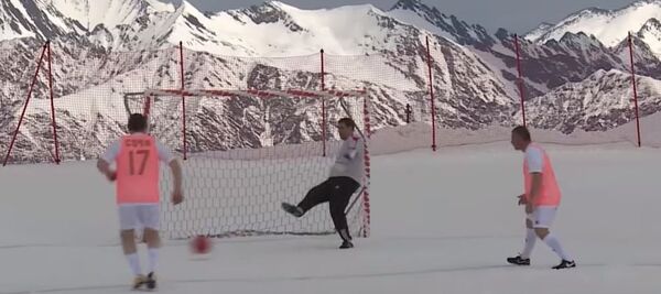 Un partido de fútbol en plena montaña nevada de Sochi - Sputnik Mundo