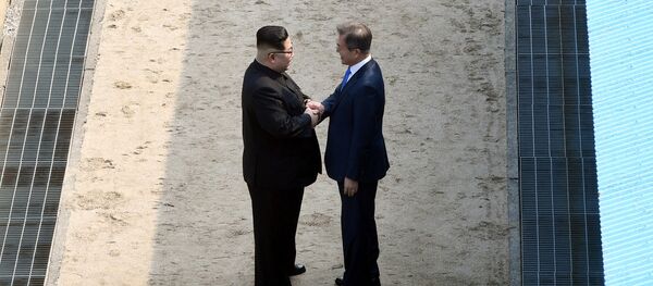 Reunión entre el líder de Corea del Norte, Kim Jong-un, y el presidente de Corea del Sur, Moon Jae-in - Sputnik Mundo