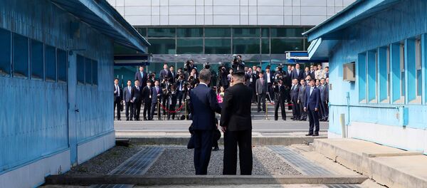 Reunión entre el líder de Corea del Norte, Kim Jong-un, y el presidente de Corea del Sur, Moon Jae-in - Sputnik Mundo