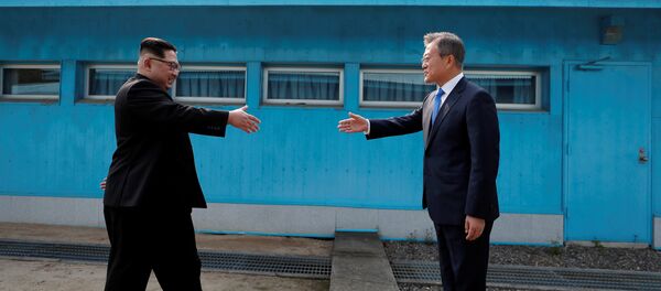 Reunión entre el líder de Corea del Norte, Kim Jong-un, y el presidente de Corea del Sur, Moon Jae-in Reunión entre el líder de Corea del Norte, Kim Jong-un, y el presidente de Corea del Sur, Moon Jae-in - Sputnik Mundo