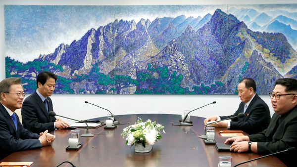 Reunión entre el líder de Corea del Norte, Kim Jong-un, y el presidente de Corea del Sur, Moon Jae-in (archivo) Reunión entre el líder de Corea del Norte, Kim Jong-un, y el presidente de Corea del Sur, Moon Jae-in (archivo) - Sputnik Mundo