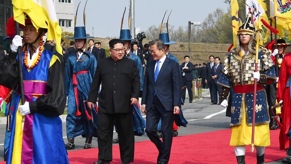 Reunión entre el líder de Corea del Norte, Kim Jong-un, y el presidente de Corea del Sur, Moon Jae-in - Sputnik Mundo