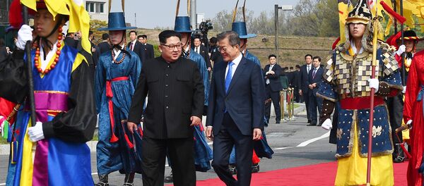 Reunión entre el líder de Corea del Norte, Kim Jong-un, y el presidente de Corea del Sur, Moon Jae-in Reunión entre el líder de Corea del Norte, Kim Jong-un, y el presidente de Corea del Sur, Moon Jae-in - Sputnik Mundo