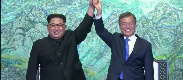 Reunión entre el líder de Corea del Norte, Kim Jong-un, y el presidente de Corea del Sur, Moon Jae-in (archivo) - Sputnik Mundo