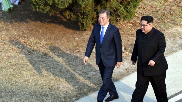 Reunión entre el líder de Corea del Norte, Kim Jong-un, y el presidente de Corea del Sur, Moon Jae-in Reunión entre el líder de Corea del Norte, Kim Jong-un, y el presidente de Corea del Sur, Moon Jae-in - Sputnik Mundo