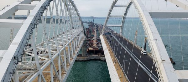 Cómo se levanta la parte automovilística del puente de Crimea - Sputnik Mundo