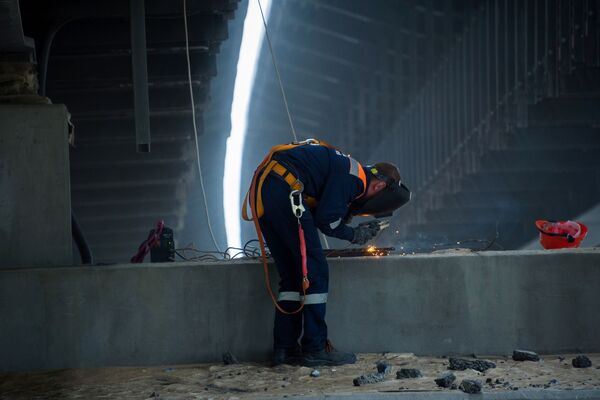 Cómo se levanta la parte automovilística del puente de Crimea - Sputnik Mundo