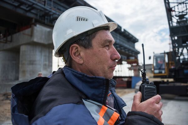 Cómo se levanta la parte automovilística del puente de Crimea - Sputnik Mundo