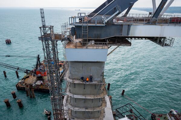 Cómo se levanta la parte automovilística del puente de Crimea - Sputnik Mundo