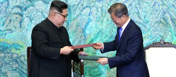 Reunión entre el líder de Corea del Norte, Kim Jong-un, y el presidente de Corea del Sur, Moon Jae-in - Sputnik Mundo