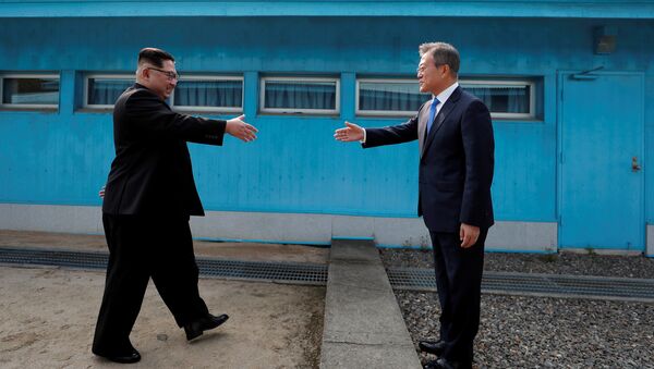 Reunión entre el presidente de Corea del Sur, Moon Jae-in, y el líder de Corea del Norte, Kim Jong-un - Sputnik Mundo