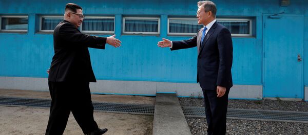 Reunión entre el presidente de Corea del Sur, Moon Jae-in, y el líder de Corea del Norte, Kim Jong-un Reunión entre el presidente de Corea del Sur, Moon Jae-in, y el líder de Corea del Norte, Kim Jong-un - Sputnik Mundo