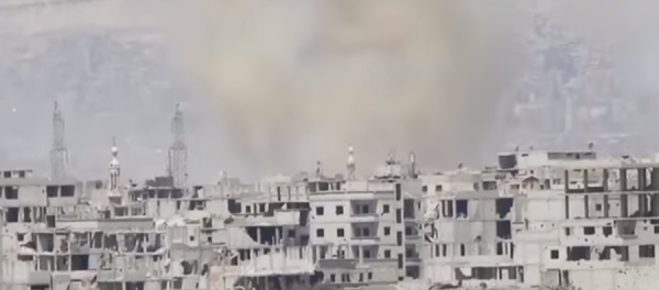 El humo se eleva sobre una ciudad siria El humo se eleva sobre una ciudad siria - Sputnik Mundo