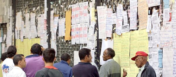 Brasileños desempleados miran ofertas de trabajo (archivo) - Sputnik Mundo