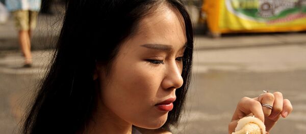 Mujer tailandesa come en la calle - Sputnik Mundo