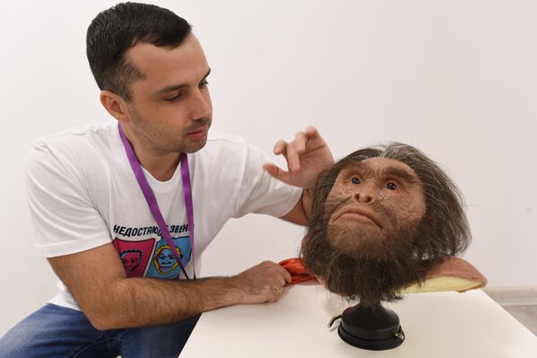 Георгий Соколов демонстрирует реконструкцию внешности древнего человека Homo naledi в доме-коммуне НИТУ МИСиС в рамках фестиваля День недостающего звена - Sputnik Mundo