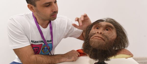 Gueorgui Sokolov presenta la reconstrucción de la cabeza del ser prehistórico Homo naledi (Anatoli Alexandrov) en la Universidad Nacional de Investigación Tecnológica (MISIS) - Sputnik Mundo