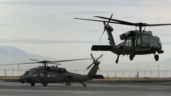 Helicópteros hacen un vuelo de entrenamiento en la base aérea de Keflavik, Islandia - Sputnik Mundo