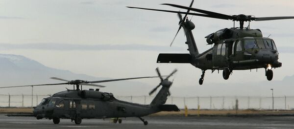 Helicópteros hacen un vuelo de entrenamiento en la base aérea de Keflavik, Islandia - Sputnik Mundo