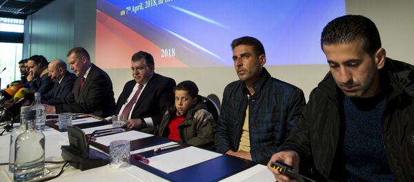 Algunos de los residentes de Duma que aparecen en el vídeo de un presunto ataque químico difundido por los Cascos Blancos - Sputnik Mundo