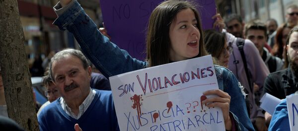 La gente durante una protesta después de que un tribunal español sentenciara a solo nueve años de cárcel a cinco hombres acusados de la violación grupal de una mujer de 18 años - Sputnik Mundo