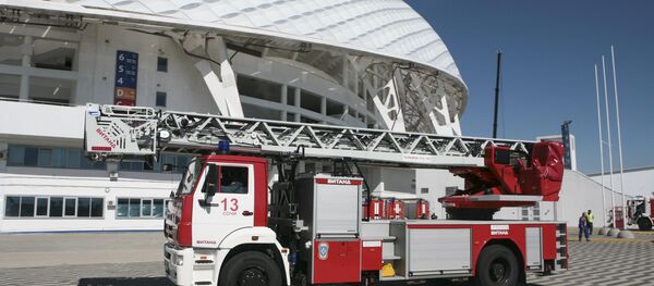 Un equipo de extinción de incendios en Sochi, Rusia - Sputnik Mundo