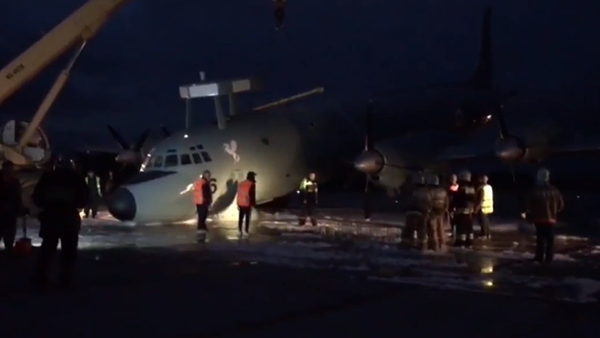 Cómo la maestría de los pilotos evitó una tragedia en el aterrizaje del Il-38 en Moscú - Sputnik Mundo