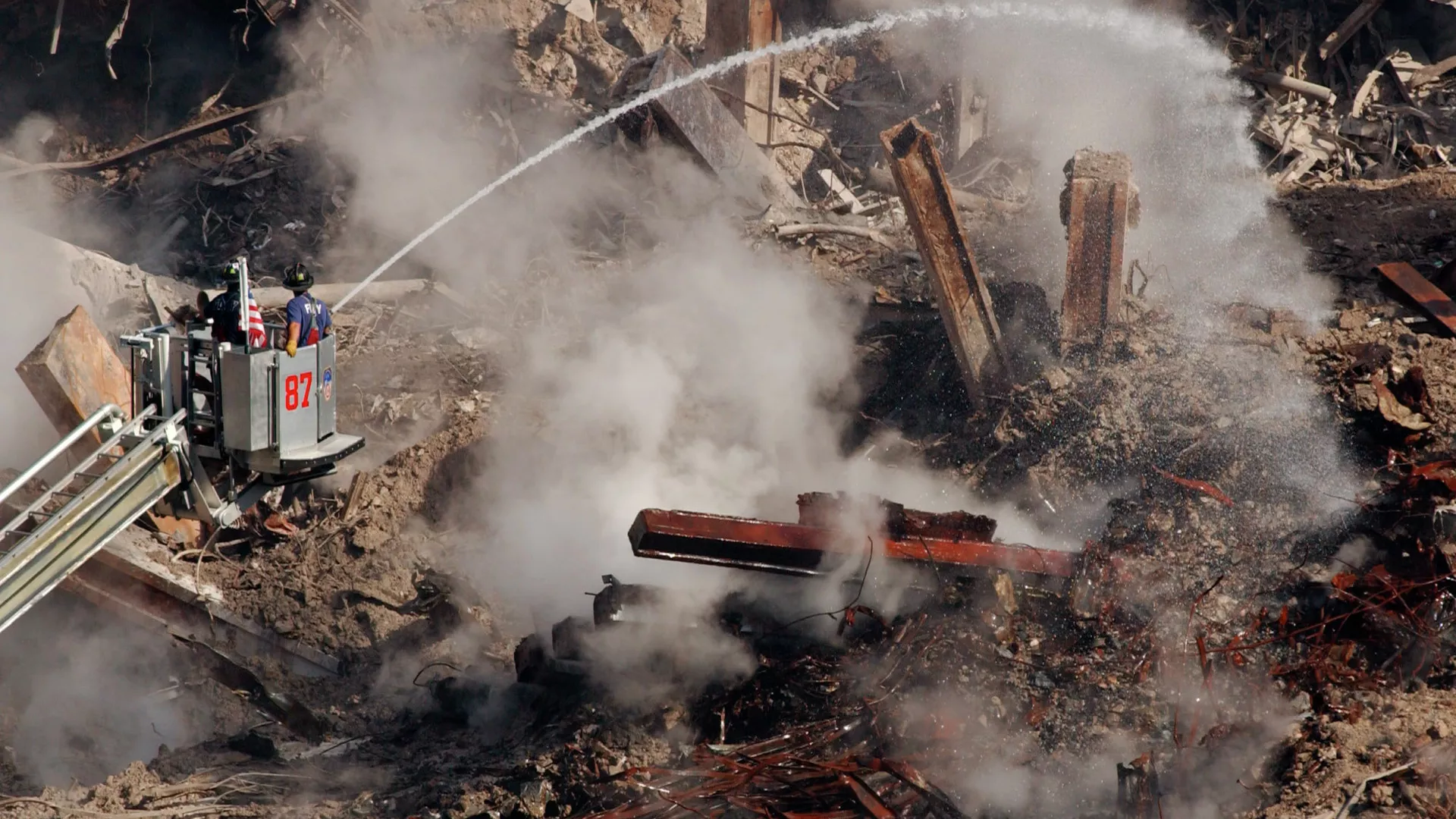 Bomberos entre los escombros del World Trade Center en Nueva York, el 12 de octubre de 2001 Bomberos entre los escombros del World Trade Center en Nueva York, el 12 de octubre de 2001 - Sputnik Mundo, 1920, 10.09.2021