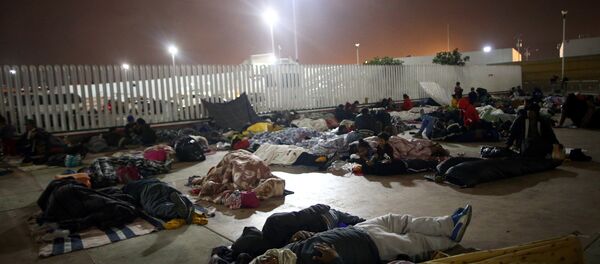 Los migrantes frente al puerto de entrada a EEUU en la frontera mexicana - Sputnik Mundo