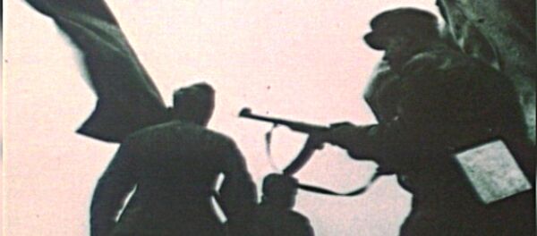 Así ondeó la bandera de la Victoria sobre el Reichstag - Sputnik Mundo