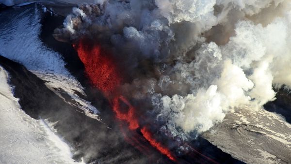 El volcán Tolbachik en Kamchatka El volcán Tolbachik en Kamchatka - Sputnik Mundo
