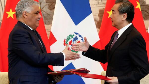 Los ministros de Asuntos Exteriores de la República Dominicana y de China, Miguel Vargas y Wang Yi - Sputnik Mundo