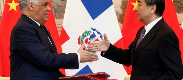 Los ministros de Asuntos Exteriores de la República Dominicana y de China, Miguel Vargas y Wang Yi - Sputnik Mundo