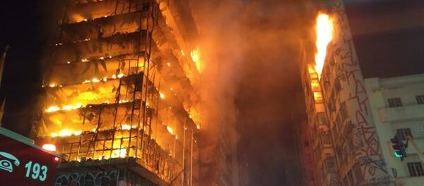 Un incendio derriba un edificio en Sao Paulo, Brasil - Sputnik Mundo