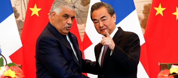 Los ministros de Asuntos Exteriores de la República Dominicana y de China, Miguel Vargas y Wang Yi - Sputnik Mundo