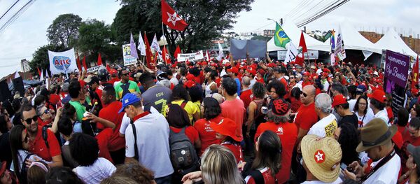 Manifestantes se reúnen junto a la cárcel en la que el expresidente brasileño Lula da Silva está preso - Sputnik Mundo