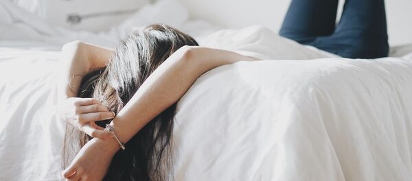 Una mujer en la cama (imagen ilustrativa) - Sputnik Mundo