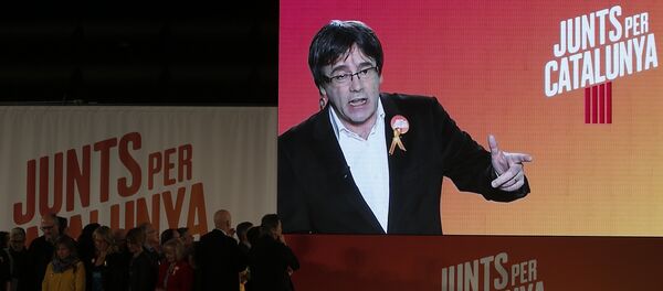 El expresidente del Gobierno catalán, Carles Puigdemont, en la pantalla - Sputnik Mundo