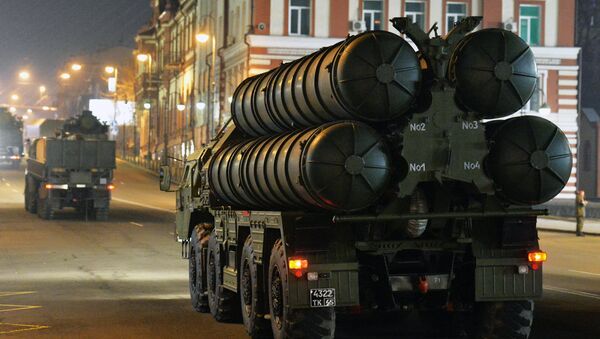 Los sistemas S-400 rusos durante un ensayo del desfile militar en Vladivostok - Sputnik Mundo