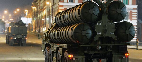 Los sistemas S-400 rusos durante un ensayo del desfile militar en Vladivostok - Sputnik Mundo