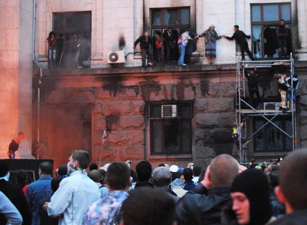 Unas personas intentan salir de la Casa de los Sindicatos incendiada en Odesa, Ucrania (archivo) Unas personas intentan salir de la Casa de los Sindicatos incendiada en Odesa, Ucrania (archivo) - Sputnik Mundo