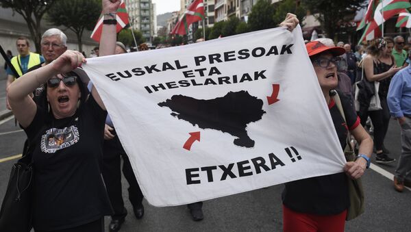 Los manifestantes con el cartel en el que se lee Prisioneros vascos, id a casa! - Sputnik Mundo