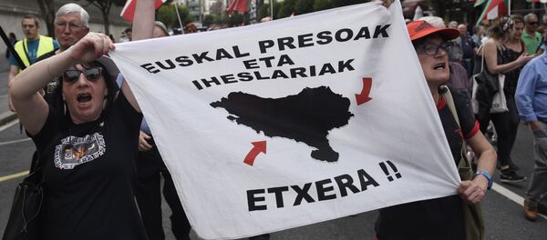 Los manifestantes con el cartel en el que se lee Prisioneros vascos, id a casa! - Sputnik Mundo