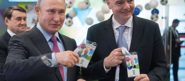 El presidente ruso, Vladimir Putin, y el presidente de la FIFA, Gianni Infantino, reciben su FAN ID - Sputnik Mundo