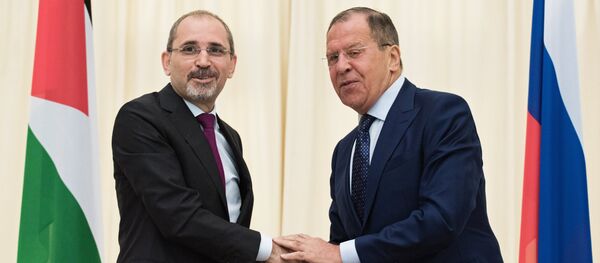 Ministro de Asuntos Exteriores de Jordania, Ayman Safadi, y su homólogo ruso, Serguéi Lavrov - Sputnik Mundo