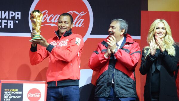 El futbolista brasileño, Gilberto Silva, recibe el trofeo original de la Copa Mundial 2018 en Vladivostok, Rusia - Sputnik Mundo